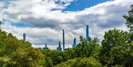 Vista panorámica del horizonte de la ciudad de Nueva York desde Central Park, que es un parque urbano público ubicado en el distrito metropolitano de Manhattan, en la Gran Manzana en los Estados Unidos de América.