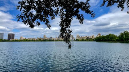 Central Park con su maravilloso lago en este parque urbano público ubicado en el distrito metropolitano de Manhattan, en la ciudad de Nueva York, (EE.UU.).