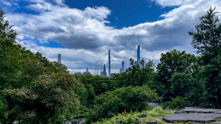 El horizonte de Nueva York visto desde Central Park, que es un parque urbano público ubicado en el distrito metropolitano de Manhattan, Nueva York (Estados Unidos)).