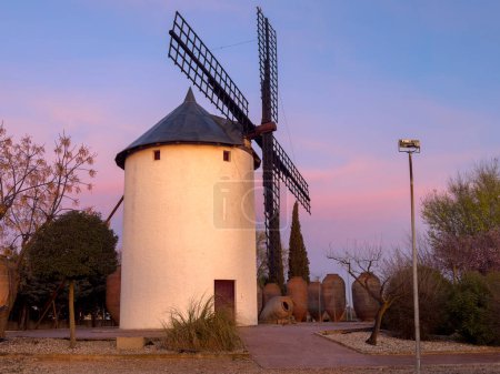 Eingang zu Villarrobledo dieser Stadt La Mancha in der Mitte Spaniens hat eine typische Windmühle dieses Landes und Don Quichote.