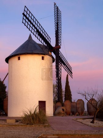 Vertikale Aufnahme des Eingangs zu Villarrobledo, dieser Stadt in La Mancha im Zentrum Spaniens, hat eine Windmühle, die typisch für dieses Land und Don Quichote ist.