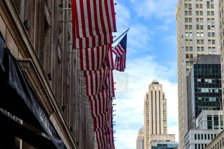 Die amerikanischen Flaggen auf den Gebäuden von Manhattan, diese Art von Flaggen sind überall auf dem großen Apfel von New York City (USA)).