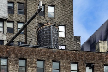 Ein typischer Wassertank auf den Dächern von Gebäuden in New York City (USA)).