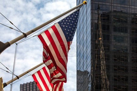 Foto de Banderas estadounidenses ondeando en Manhattan, en medio de la Gran Manzana en la ciudad de Nueva York (Estados Unidos)). - Imagen libre de derechos