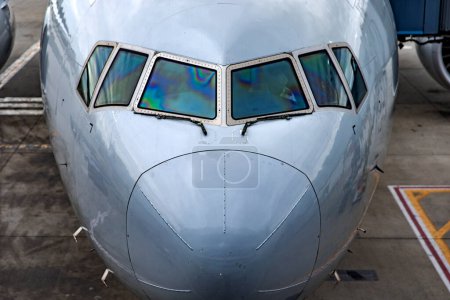Téléchargez les photos : Avion à fuselage large de la compagnie aérienne Iberia stationné à l'aéroport international John F. Kennedy, initialement connu sous le nom d'aéroport d'Idlewild, à New York (États-Unis), se préparant à décoller et voler. - en image libre de droit