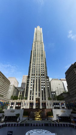 Téléchargez les photos : New York, États-Unis ; 4 juin 2023 : Le célèbre et emblématique bâtiment Rockefeller Center situé entre les 48e et 51e rues dans le célèbre quartier Midtown Manhattan de New York. - en image libre de droit