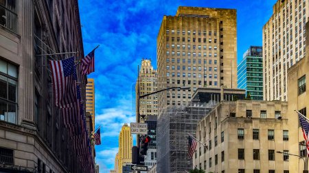 Drapeaux américains flottant sur les gratte-ciel du quartier de Manhattan de la Big Apple à New York (États-Unis)).
