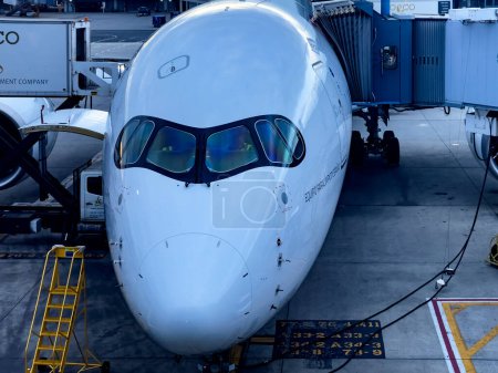 Téléchargez les photos : New York, États-Unis ; 4 juin 2023 : Un Airbus A350 d'Iberia Airlines, stationné dans le parking avec d'autres aéronefs à John F. Kennedy International, initialement connu sous le nom d'aéroport Idlewild à New York. - en image libre de droit