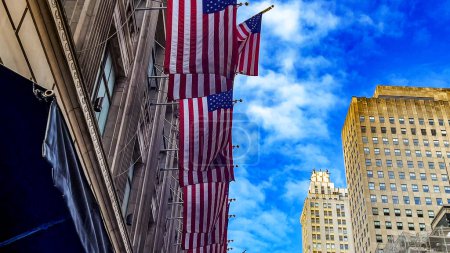 Amerikanische Flaggen wehen auf den Wolkenkratzern im Manhattan-Viertel Big Apple in New York City (USA)).
