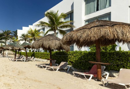 Holzschirm ideal zum Sonnenbaden in einem Luxus-Resort an einem weißen Sandstrand in der Karibik idealer Ort für Sommerurlaub und Entspannung.