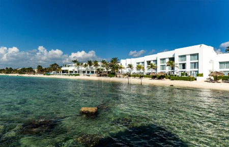 Tolles karibisches Urlaubshotel mit paradiesischen Stränden mit weißem Sand und kristallklarem türkisfarbenem Wasser, idealer Ort, um den Sommerurlaub zu genießen und sich unter der Sonne zu entspannen.