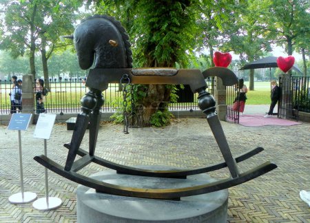 Países Bajos, Ámsterdam, Honthorststraat 20, Museo Moco, "Tentador" escultura en el jardín del museo