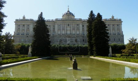 Téléchargez les photos : Spain, Madrid, Sabatini Gardens, fountain with sculptures - en image libre de droit
