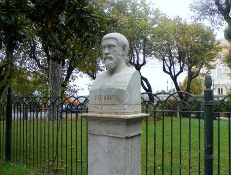 Foto de Italy, Rome, Viale di Villa Medici, bust of statue of Pythagoras in Villa Borghese park - Imagen libre de derechos