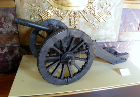Foto de Portugal, Lisbon, R. Museu da Artilharia 51, Lisbon Army Museum, museum exposition, bronze cannon on a wheeled carriage - Imagen libre de derechos
