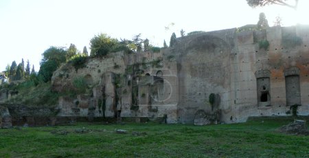 Téléchargez les photos : Italy, Rome, Viale delle Terme di Caracalla, Baths of Caracalla (Terme di Caracalla), ruins of ancient buildings - en image libre de droit