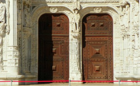 Téléchargez les photos : Portugal, Lisbon, Praca do Imperio (Empire Square), Jeronimos Monastery (Mosteiro dos Jeronimos), , entrance door - en image libre de droit