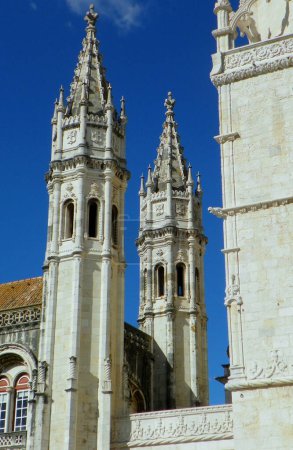 Téléchargez les photos : Portugal, Lisbon, Prasa do Imperio (Empire Square), Jeronimos Monastery (Mosteiro dos Jeronimos), towers of the monastery - en image libre de droit