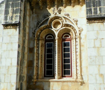 Téléchargez les photos : Portugal, Lisbon, Navy Museum (Museu de Marinha), the courtyard of the museum, window with relief - en image libre de droit