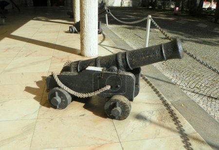 Téléchargez les photos : Portugal, Lisbon, Navy Museum (Museu de Marinha), the courtyard of the museum, old bronze cannon - en image libre de droit