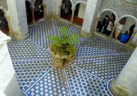 Foto de Portugal, Sintra, Peña Palace, interior del palacio, claustros manulinos, patio - Imagen libre de derechos