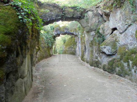 Foto de Portugal, Sintra, Quinta da Regaleira, sendero y arcos de piedra - Imagen libre de derechos
