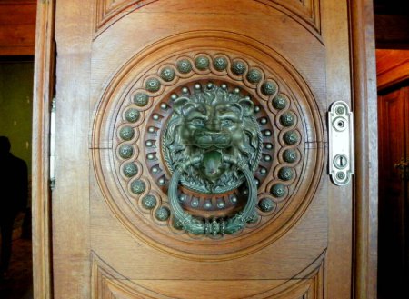 Foto de Portugal, Sintra, Quinta da Regaleira, Palacio de Regaleira, puerta de madera con león de bronce - Imagen libre de derechos