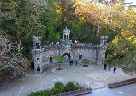 Téléchargez les photos : Portugal, Sintra, Quinta da Regaleira, Portail deux gardiens (Portail dos Guardiales), vue d'ensemble - en image libre de droit