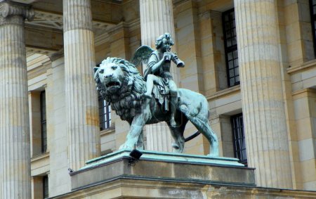 Alemania, Berlín, Gendarmenmarkt, Berlin Concert Hall (Konzerthaus Berlin), estatua de bronce de león y ángel delante de la sala de conciertos