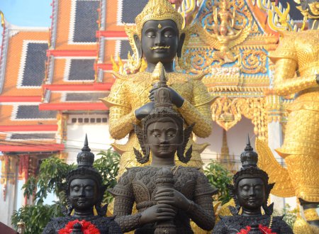Vue de face de la couleur noire Thao Werasuwan au temple Chulamani, province de Samut Songkhram. Thaïlande