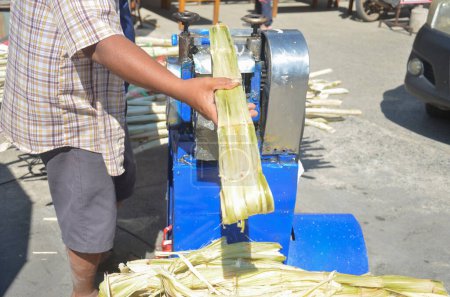 Téléchargez les photos : Small machines for crushing and extracting juice from sugarcane. market Thailand - en image libre de droit