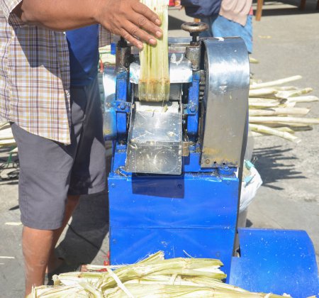 Foto de Close up Small machines for crushing and extracting juice from sugarcane. - Imagen libre de derechos