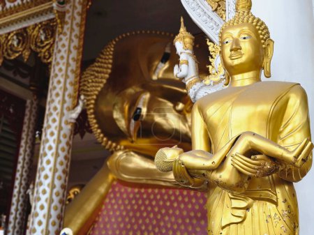 Goldene Buddha-Statue hat Staub auf dem Wat Rat Prakong Tham, Provinz Nonthaburi.