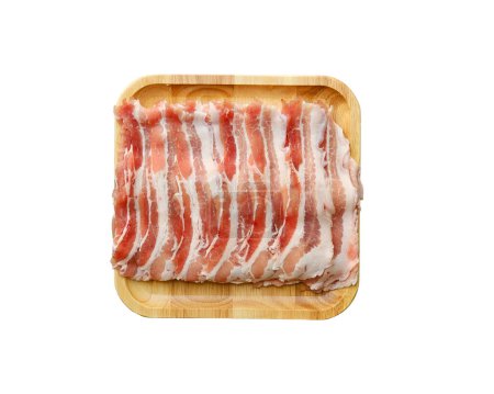 Tranches de ventre de porc sur une assiette en bois pour shabu, chaudron, gril, barbecue coréen. isolé sur fond blanc avec chemin de coupe