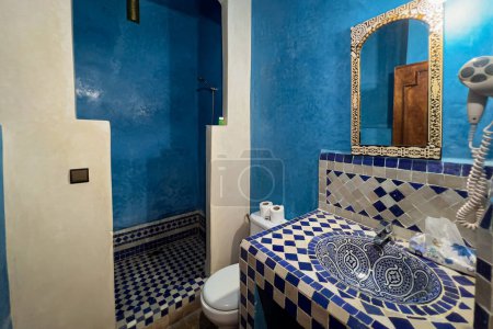 L'intérieur d'une salle de bain traditionnelle d'un riad au Maroc