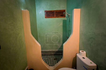 El interior de un baño de riad tradicional en Marruecos