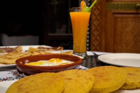 Petit déjeuner marocain servi dans un luxueux riad dans l'ancienne médina de Fès