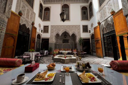 Marokkanisches Frühstück in einem luxuriösen Riad in der alten Medina von Fez serviert