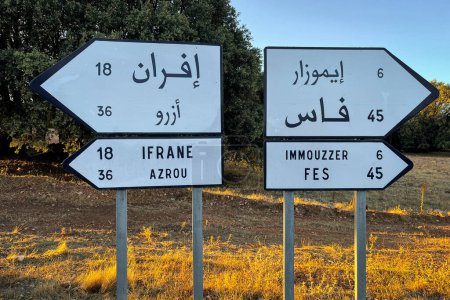 Foto de Señalización que muestra las direcciones de Fez, Immouzzer, Ifrane y Azrou en el borde de la carretera - Imagen libre de derechos