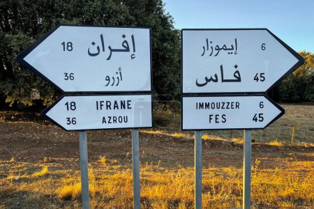Téléchargez les photos : Panneau indiquant les directions de Fès, Immouzzer, Ifrane et Azrou sur le bord de la route - en image libre de droit