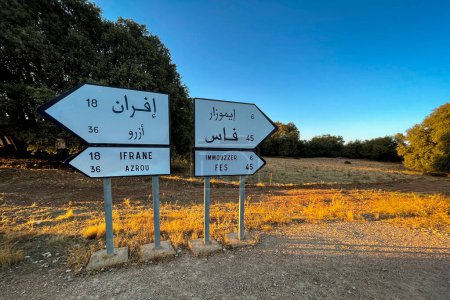 Foto de Señalización que muestra las direcciones de Fez, Immouzzer, Ifrane y Azrou en el borde de la carretera - Imagen libre de derechos