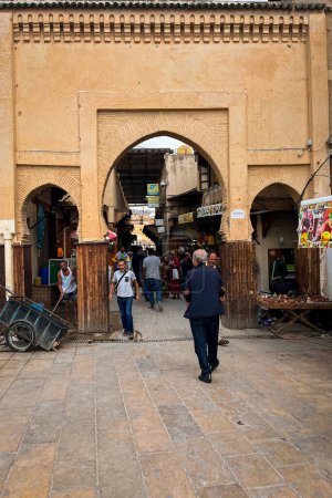 Foto de Gente caminando cerca de la entrada de Rcif en Fez - Imagen libre de derechos