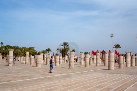 Téléchargez les photos : Personnes se promenant autour des colonnes médiévales à côté de la tour Hassan à Rabat, Maroc - en image libre de droit