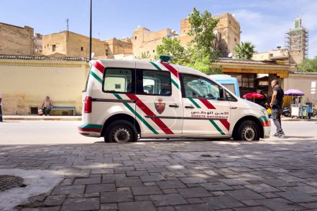 Foto de Coche de policía estacionado en la carretera en Marruecos - Imagen libre de derechos