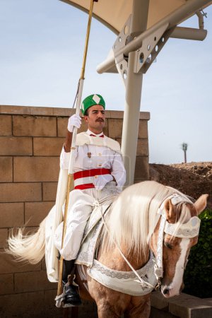 Téléchargez les photos : Un garde marocain à cheval dans la Tour Hassan à Rabat, Maroc - en image libre de droit