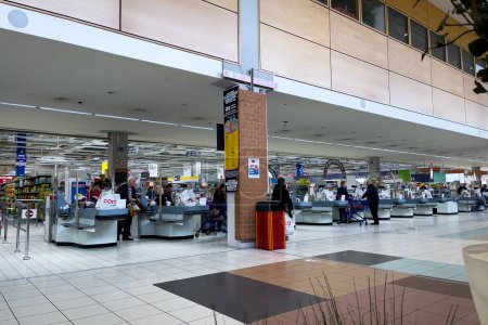 Téléchargez les photos : Les personnes qui consultent les caisses enregistreuses de l'hypermarché Cora à Bruxelles - en image libre de droit