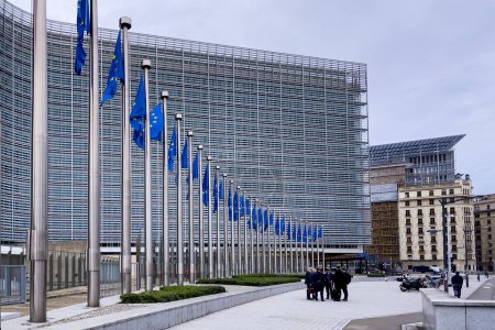 Téléchargez les photos : Drapeaux européens devant le siège de la Commission européenne à Bruxelles, Belgique - en image libre de droit