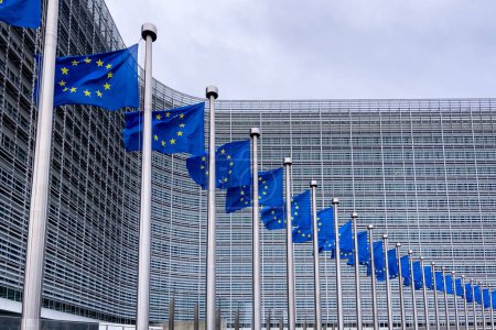 Foto de Banderas Europeas frente al edificio de la sede de la Comisión Europea en Bruselas, Bélgica - Imagen libre de derechos