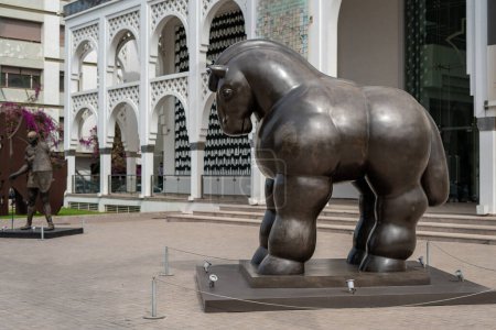 Foto de La estatua de bronce del caballo fuera del Museo Mohammed VI de Arte Moderno y Contemporáneo en Rabat - Imagen libre de derechos