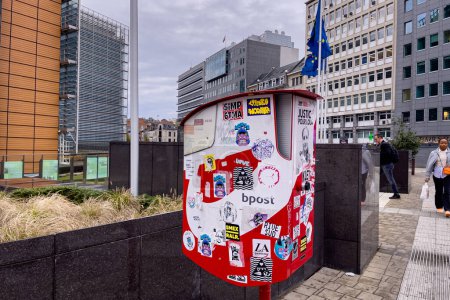 Téléchargez les photos : Boîte aux lettres rouge Bpost dans la rue à côté du siège de la Commission européenne à Bruxelles - en image libre de droit